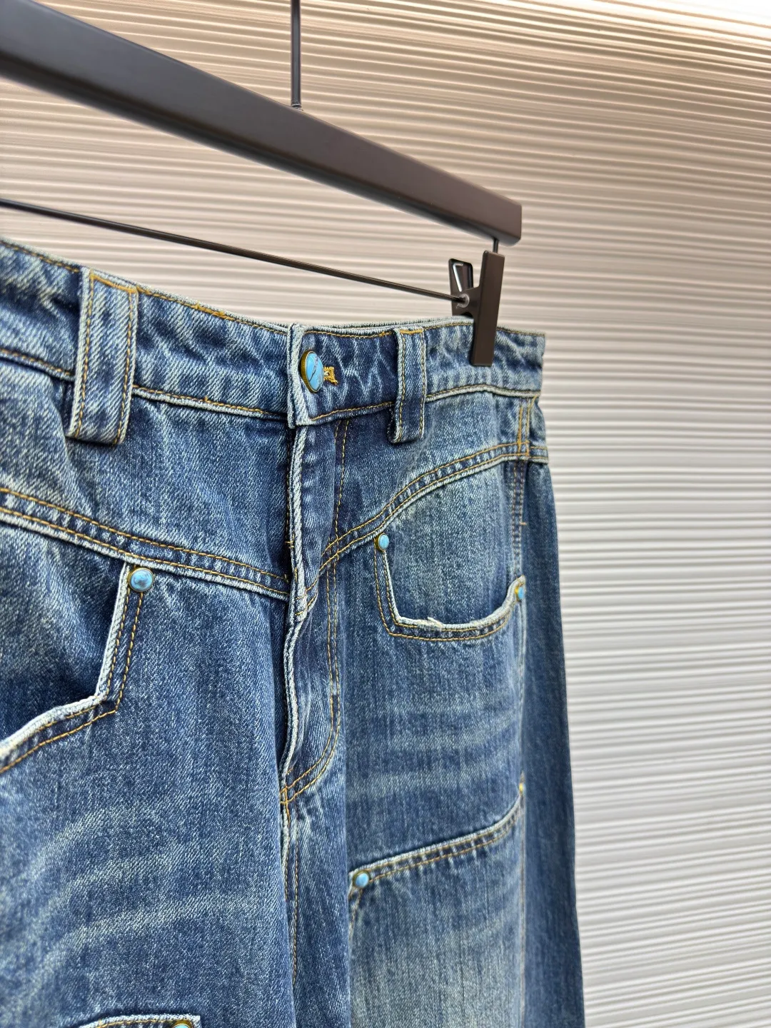LOUIS VUITTON turquoise frayed work jeans ●Authentic product: Purchased and developed by 15699 ●Item number: 1680527-B35 ●Material: denim fabric ●Technology: frayed production ●Version: Loose fit ●Weight: about 985 grams ●Size: 30-32-34-36 ●Description: Using 7*7 weave 12.5 ounce denim cotton. The weight of the fabric after washing is approximately 420 grams. Wash the garments in batches of 20 pieces to make the color of the garments more even. The garment is frayed and the yeast wash adds to the feel. The access control buttons are made of turquoise material and are made from original molds. Each button features a laser engraved logo. The back leather label uses first-layer cowhide to embosse the icon, and the access zipper uses electroplated distressed I-heads. Made from Japanese washed denim, these jeans feature eye-catching topstitching in a chic wide-leg workwear style, LV logo embroidery on the back pocket, and the brand's exquisite craftsmanship on the ticket pocket and turquoise buttons at the waist. The overall wiring is straight and delicate, the fabric is comfortable and soft, and the color is consistent without color difference. It can be matched with the same style to create a fashionable look and control various occasions. Customized accessories, complete with three standards, same style for men and women!